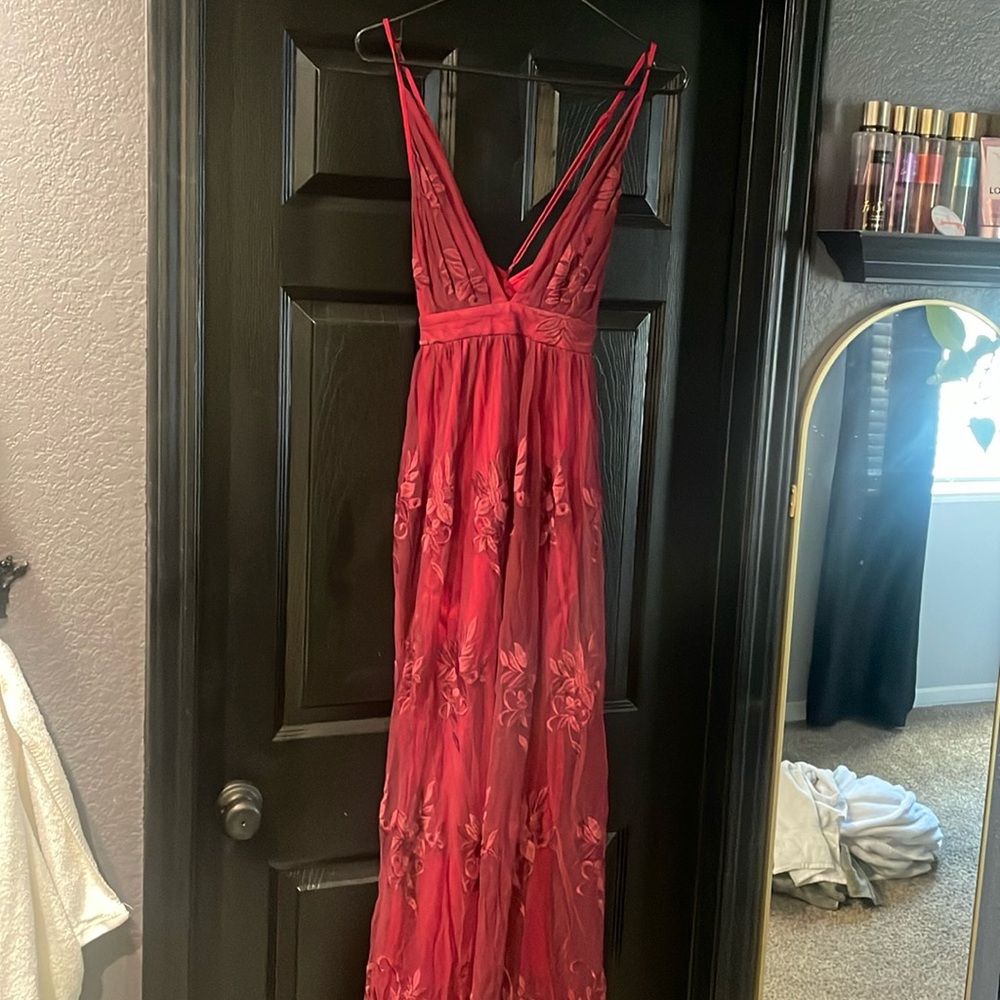 XL beautiful dress never worn! Fits great true to size and flowy